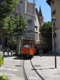 Sóller Straßenbahnlinie mit Triebwagen 1 nahe bei Plaça de sa Constitució (2013)