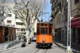 Sóller Straßenbahnlinie mit Triebwagen 2 auf Plaça d'Espanya (2006)