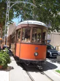 Sóller Straßenbahnlinie mit Triebwagen 20 am Port de Sóller (2013)