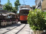 Sóller Straßenbahnlinie mit Triebwagen 20 auf Plaça de sa Constitució (2013)