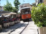 Sóller Straßenbahnlinie mit Triebwagen 21 auf Plaça de sa Constitució (2013)