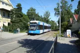 Stockholm Straßenbahnlinie 12 Nockebybanan mit Niederflurgelenkwagen 430 am Nockeby torg (2009)