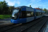 Stockholm Straßenbahnlinie 12 Nockebybanan mit Niederflurgelenkwagen 433 nahe bei Alléparken (2011)