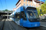 Stockholm Straßenbahnlinie 30 Tvärbanan mit Niederflurgelenkwagen 401 am Alvik (2011)