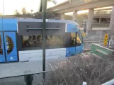 Stockholm Straßenbahnlinie 30 Tvärbanan mit Niederflurgelenkwagen 404 am Årstaberg (2019)