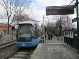 Stockholm Straßenbahnlinie 30 Tvärbanan mit Niederflurgelenkwagen 405 am Linde (2019)