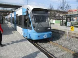 Stockholm Straßenbahnlinie 30 Tvärbanan mit Niederflurgelenkwagen 409 am Årstaberg (2019)