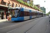 Stockholm Straßenbahnlinie 30 Tvärbanan mit Niederflurgelenkwagen 409 am Gröndal (2009)