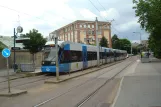 Stockholm Straßenbahnlinie 30 Tvärbanan mit Niederflurgelenkwagen 424 am Trekanten (2012)