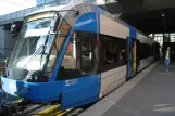 Stockholm Straßenbahnlinie 30 Tvärbanan mit Niederflurgelenkwagen 431 am Alvik (2011)