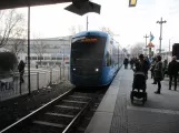 Stockholm Straßenbahnlinie 30 Tvärbanan mit Niederflurgelenkwagen 464 am Gullmarsplan (2019)