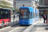 Stockholm Straßenbahnlinie 7S Spårväg City mit Niederflurgelenkwagen 2 am Kungsträdgården (2013)