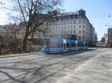 Stockholm Straßenbahnlinie 7S Spårväg City mit Niederflurgelenkwagen 4 nahe bei Kungsträdgården (2019)