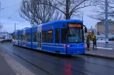 Stockholm Straßenbahnlinie 7S Spårväg City mit Niederflurgelenkwagen 5 auf Nybroplan (2012)