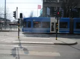 Stockholm Straßenbahnlinie 7S Spårväg City mit Niederflurgelenkwagen 6 am Kungsträdgården (2019)