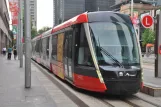 Sydney Stadtbahn Linie L2 mit Niederflurgelenkwagen 006 am Circular Quay (2023)