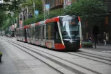 Sydney Stadtbahn Linie L2 mit Niederflurgelenkwagen 006nah Wynyard (2023)