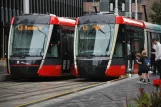 Sydney Stadtbahn Linie L2 mit Niederflurgelenkwagen 033 am Circular Quay (2023)