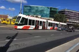 Tallinn Straßenbahnlinie 4 mit Niederflurgelenkwagen 502 auf Viru väljak (2018)