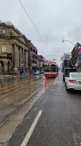 Toronto Straßenbahnlinie 501 Queen mit Niederflurgelenkwagen 4545 am Queen St E at Saulter St E Side (2025)