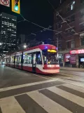 Toronto Straßenbahnlinie 505 Dundas mit Niederflurgelenkwagen 4515 auf Dundas Street West (2022)