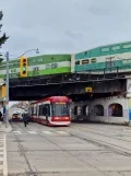 Toronto Straßenbahnlinie 506 Carlton mit Niederflurgelenkwagen 4401 auf Gerrard Street East (2023)