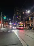 Toronto Straßenbahnlinie 506 Carlton mit Niederflurgelenkwagen 4553 auf Dundas St W (2022)