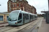 Valenciennes Straßenbahnlinie T1 mit Niederflurgelenkwagen 16 am Gare (2008)