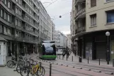 Vitoria-Gasteiz Straßenbahnlinie T2 mit Niederflurgelenkwagen 503 auf General Alava Kalea (2012)