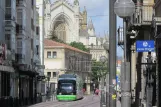 Vitoria-Gasteiz Straßenbahnlinie T2 mit Niederflurgelenkwagen 529 auf General Alava Kalea (2012)