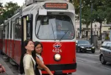 Wien Straßenbahnlinie 1 mit Gelenkwagen 4024 auf Opernring (2014)