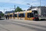 Wien Straßenbahnlinie 1 mit Niederflurgelenkwagen 630 am Karlsplatz (2012)