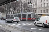 Wien Straßenbahnlinie 1 mit Niederflurgelenkwagen 654 auf Schottenring (2013)