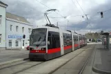 Wien Straßenbahnlinie 26 mit Niederflurgelenkwagen 643 am Kagraner Platz (2010)