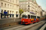 Wien Straßenbahnlinie 37 mit Gelenkwagen 4464 nahe bei Schottentor (2001)