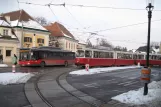 Wien Straßenbahnlinie 38 mit Gelenkwagen 4035 am Grinzing (2013)