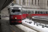 Wien Straßenbahnlinie 43 mit Gelenkwagen 4844 am Schottentor (2013)