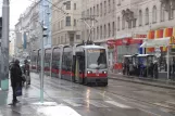 Wien Straßenbahnlinie 43 mit Niederflurgelenkwagen 738 am Skodagasse (2013)