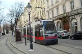 Wien Straßenbahnlinie 62 mit Niederflurgelenkwagen 5 am Oper (Kärntner Ring) (2010)