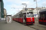 Wien Straßenbahnlinie 71 mit Gelenkwagen 4084 am Fickeysstraße (2010)