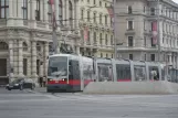 Wien Straßenbahnlinie D mit Niederflurgelenkwagen 606 am Schottentor (2008)