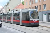 Wien Straßenbahnlinie D mit Niederflurgelenkwagen 650 nahe bei Sickenberggasse (2014)