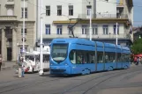 Zagreb Straßenbahnlinie 11 mit Niederflurgelenkwagen 2230 auf Trg bana Josipa Jelačića (2008)