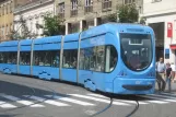 Zagreb Straßenbahnlinie 11 mit Niederflurgelenkwagen 2252 auf Draškovićeva ulica (2008)