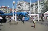 Zagreb Straßenbahnlinie 12 mit Niederflurgelenkwagen 2225 auf Trg bana Josipa Jelačića (2008)