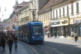 Zagreb Straßenbahnlinie 17 mit Niederflurgelenkwagen 2229 nahe bei Trg bana Josipa Jelačića (2008)