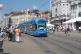 Zagreb Straßenbahnlinie 17 mit Niederflurgelenkwagen 2231 auf Trg bana Josipa Jelačića (2008)