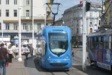 Zagreb Straßenbahnlinie 17 mit Niederflurgelenkwagen 2237 auf Trg bana Josipa Jelačića (2008)