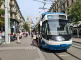 Zürich Straßenbahnlinie 11 mit Niederflurgelenkwagen 3084 am Rennweg (2020)