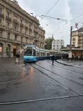 Zürich Straßenbahnlinie 13 mit Niederflurgelenkwagen 3053 am Paradeplatz (2021)